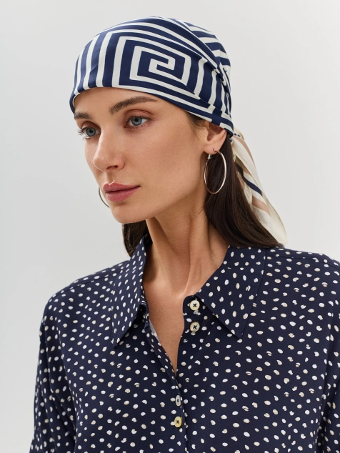 Платок с ярким геометрическим принтом