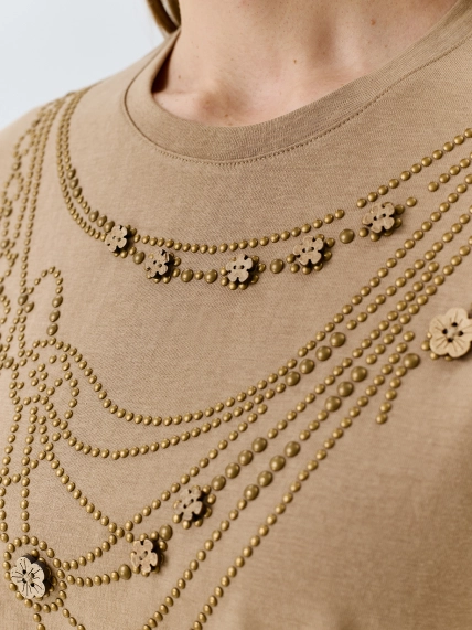 Футболка с акцентным декором