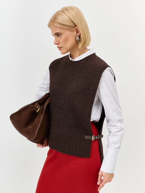 Вязаный жилет с декоративными хлястиками