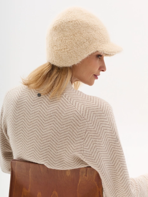 Шапка с козырьком из пряжи "Teddy"