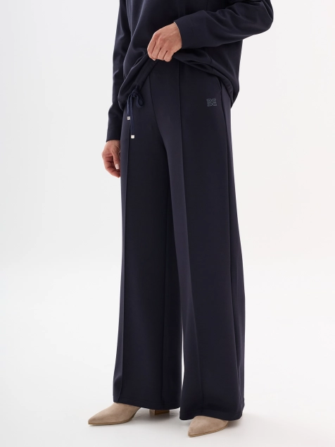 Трикотажные брюки с минималистичной вышивкой