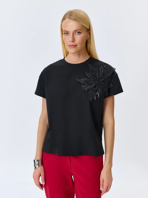 Блузка с акцентным декором