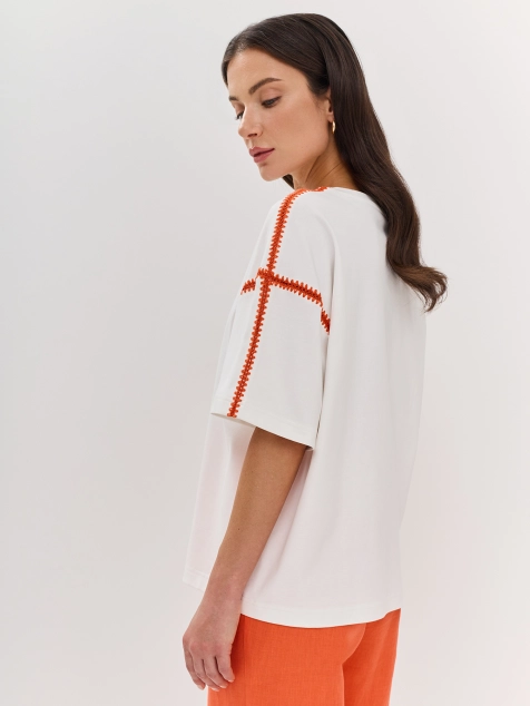 Футболка с яркой вышивкой