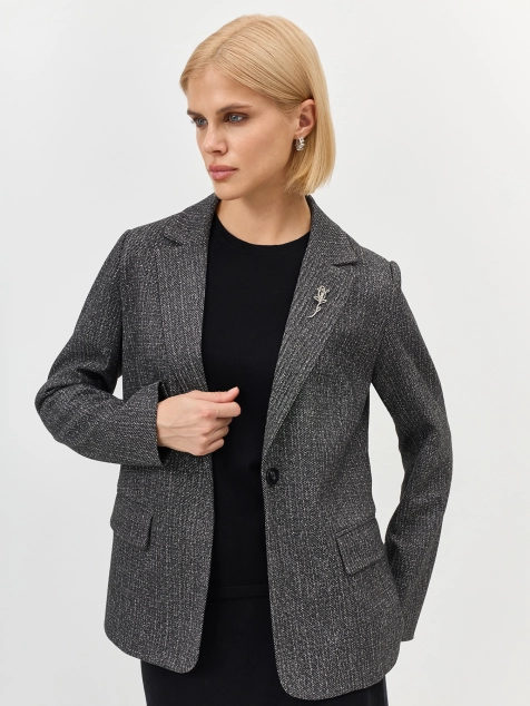 Трикотажный жакет с акцентной брошью