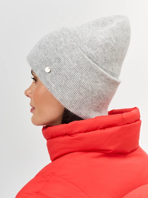 Шапка в рубчик с декором