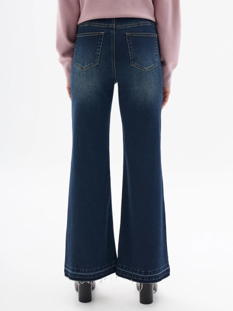 Джинсы клеш с декором по низу