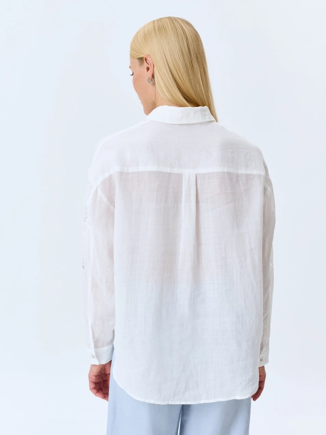 Полупрозрачная блузка с ажурной вышивкой