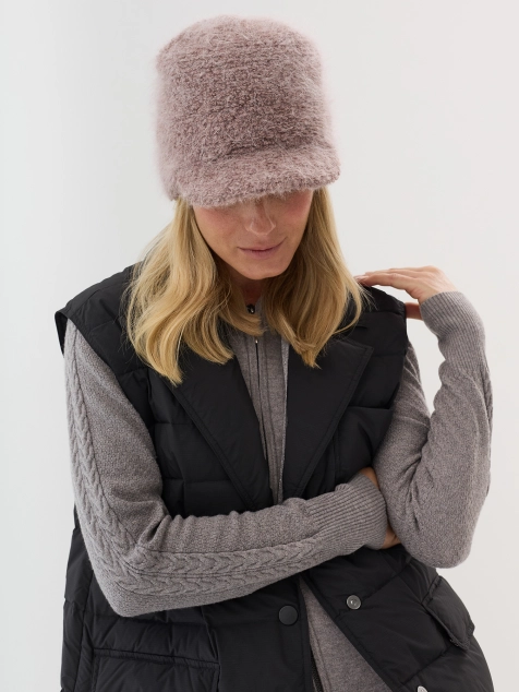 Шапка с козырьком из пряжи "Teddy"