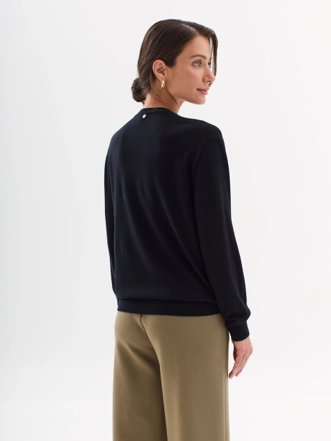 Джемпер с V-образным вырезом из высококачественной пряжи