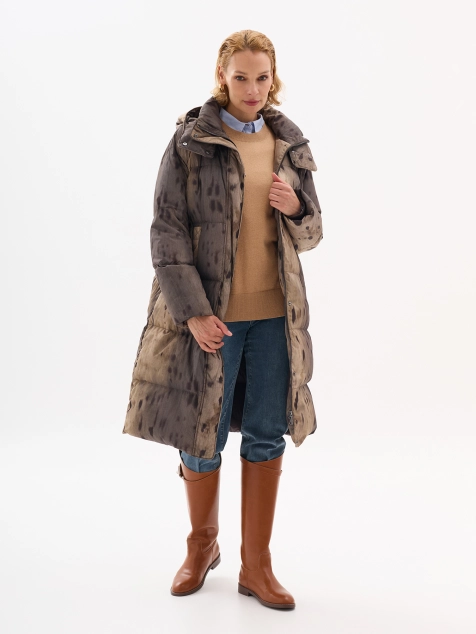 Пуховое удлиненное пальто с принтом