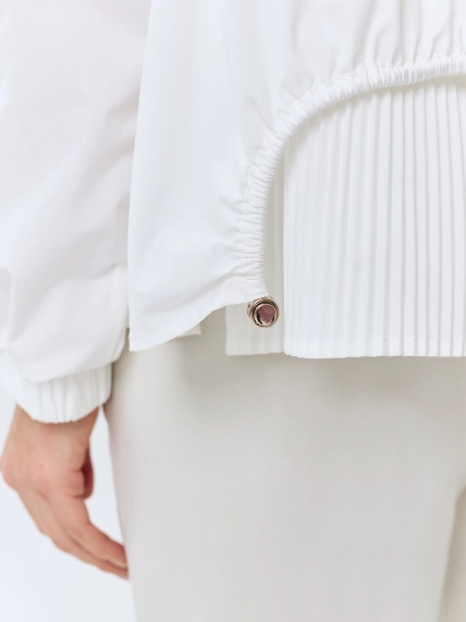 Легкая ветровка с капюшоном