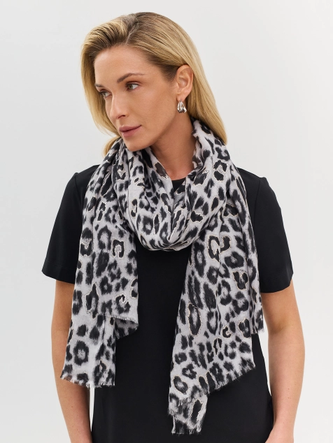 Тонкий палантин с анималистичным принтом