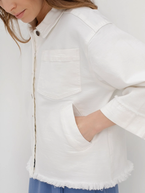 Джинсовый жакет с контрастными пуговицами