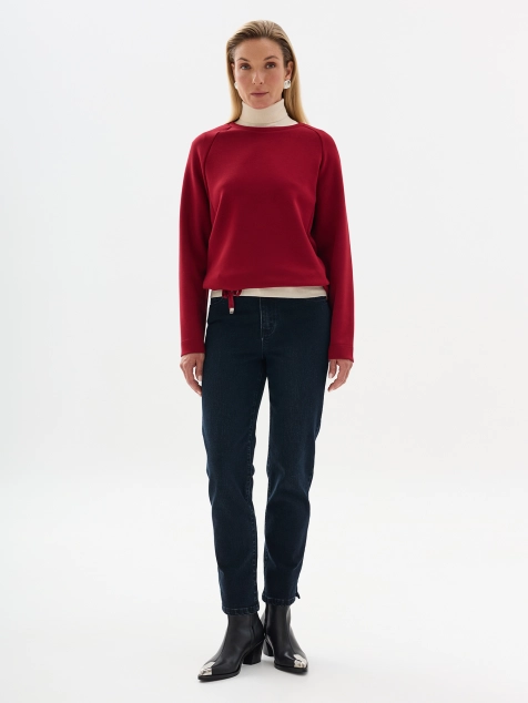 Джинсы с декоративными стразами на карманах