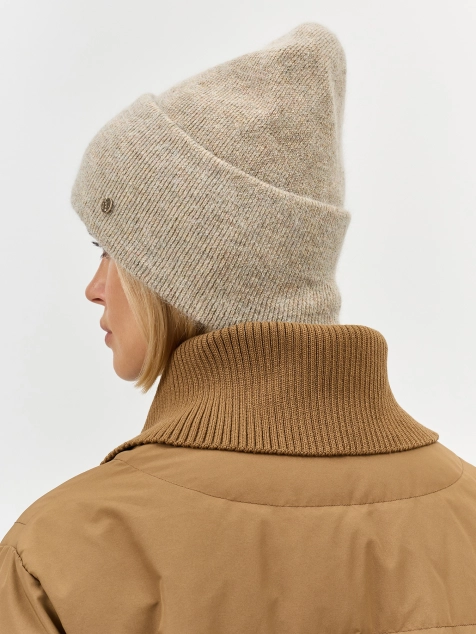 Шапка в рубчик с декором