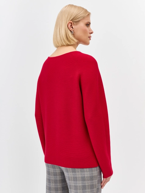 Яркий джемпер с вырезом лодочка