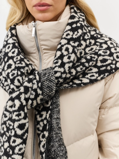 Вязаная косынка с анималистичным узором