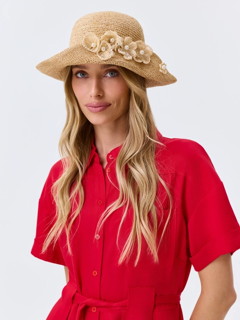 Шляпа из рафии с декором