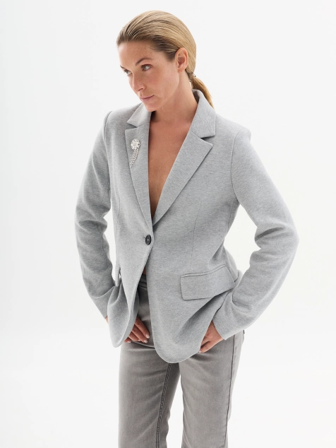 Трикотажный жакет с акцентной брошью