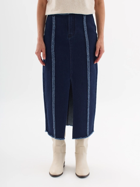 Джинсовая юбка с актуальными рельефами и разрезом