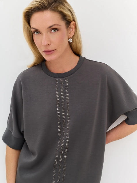 Джемпер с декором из ярких страз