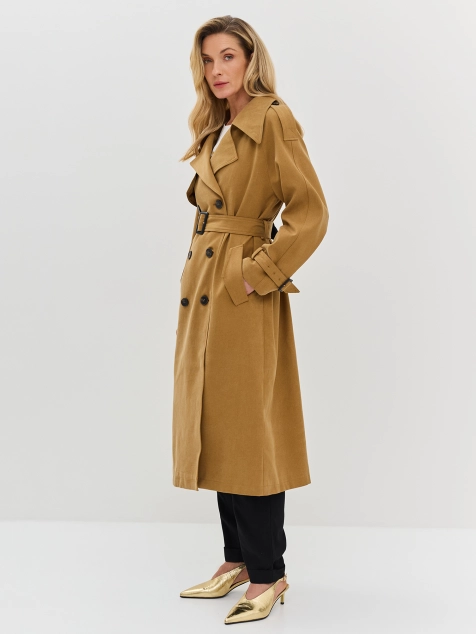 Двубортный тренч с контрастной фурнитурой