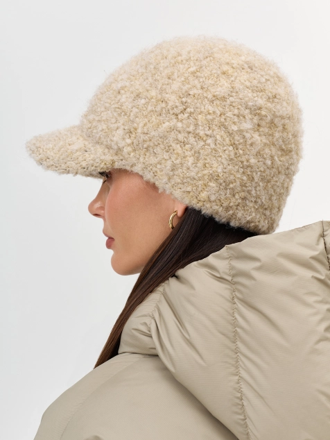 Вязаная шапка с козырьком