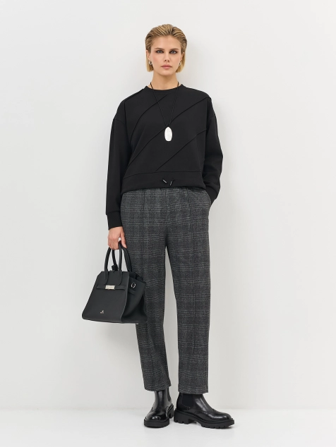 Свитшот с декоративными строчками