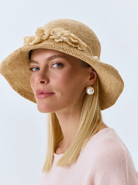 Шляпа из рафии с декором