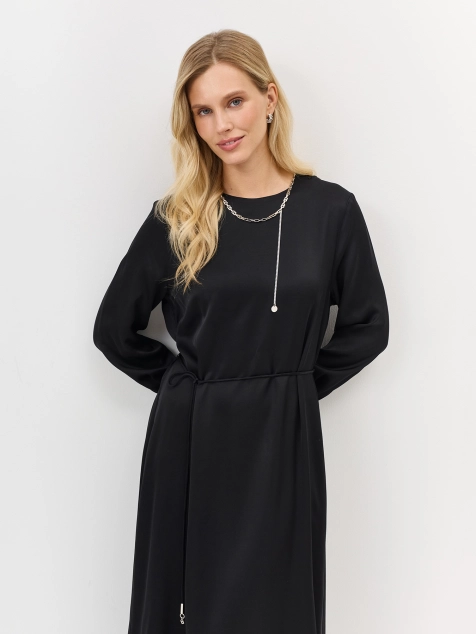 Платье с декоративной цепочкой