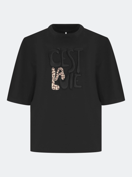 Футболка с объемной вышивкой