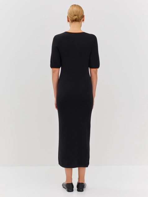 Элегантное трикотажное платье с ярким кантом