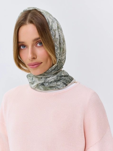 Тонкий палантин с нежным принтом