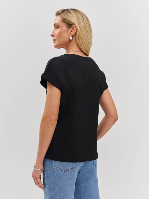 Футболка с V-образным вырезом и декором бусинами