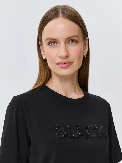 Футболка с объемной вышивкой и стразами