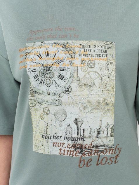 Футболка свободного силуэта с акцентным принтом