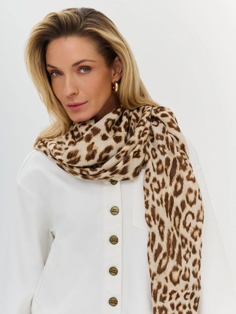 Тонкий палантин с анималистичным принтом