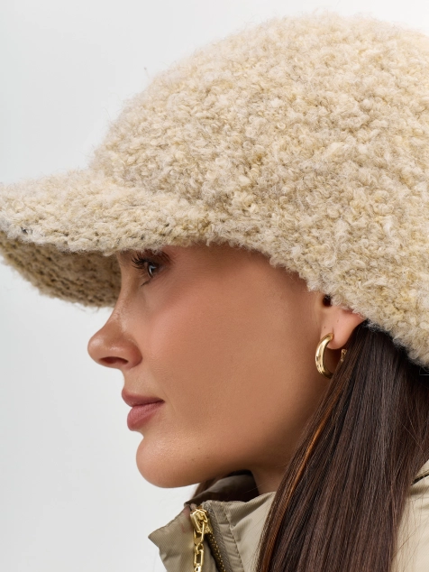 Вязаная шапка с козырьком