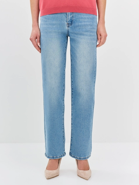 Джинсы с монограммой на кармане