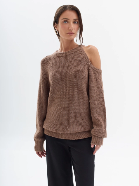 Фантазийный свитер с открытым плечом