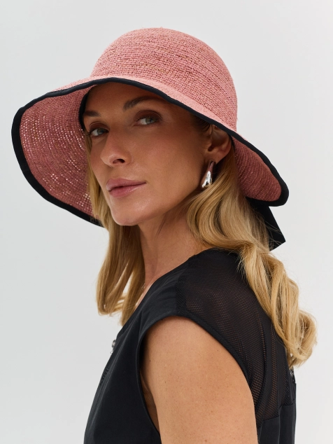 Шляпа из рафии с вырезом сзади