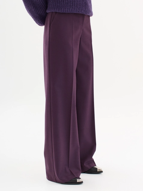 Яркие брюки с мягкими стрелками