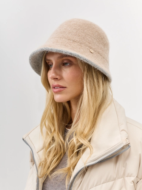 Вязаная шляпа с ангорой