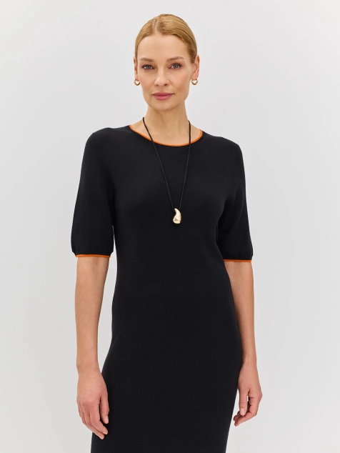 Элегантное трикотажное платье с ярким кантом