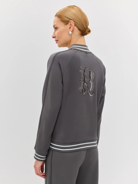 Бомбер в спортивном стиле с акцентной вышивкой