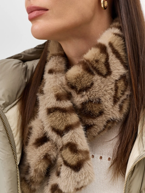 Меховой шарф с анималистичным принтом