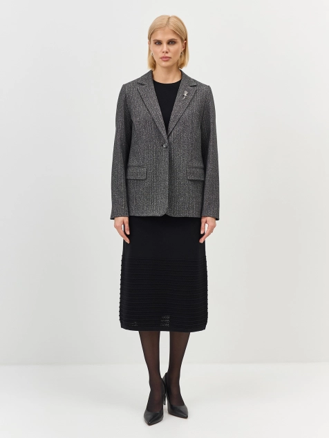 Трикотажный жакет с акцентной брошью