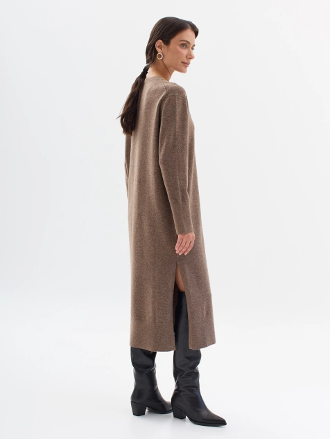 Трикотажное платье с акцентным украшением на цепочке