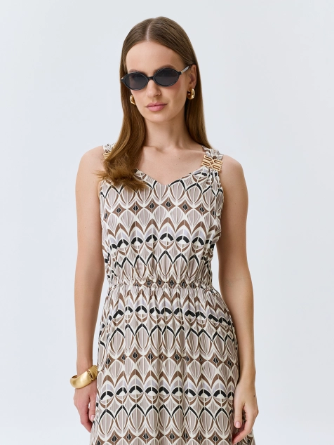 Яркое платье с геометрическим принтом