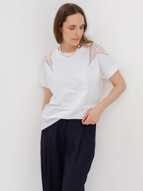 Футболка с акцентом на плечах